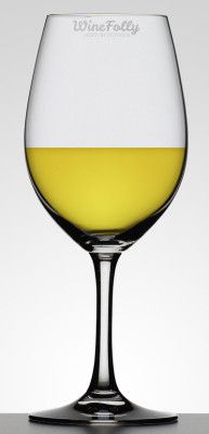 Chardonnay con mantequilla de roble en un vaso