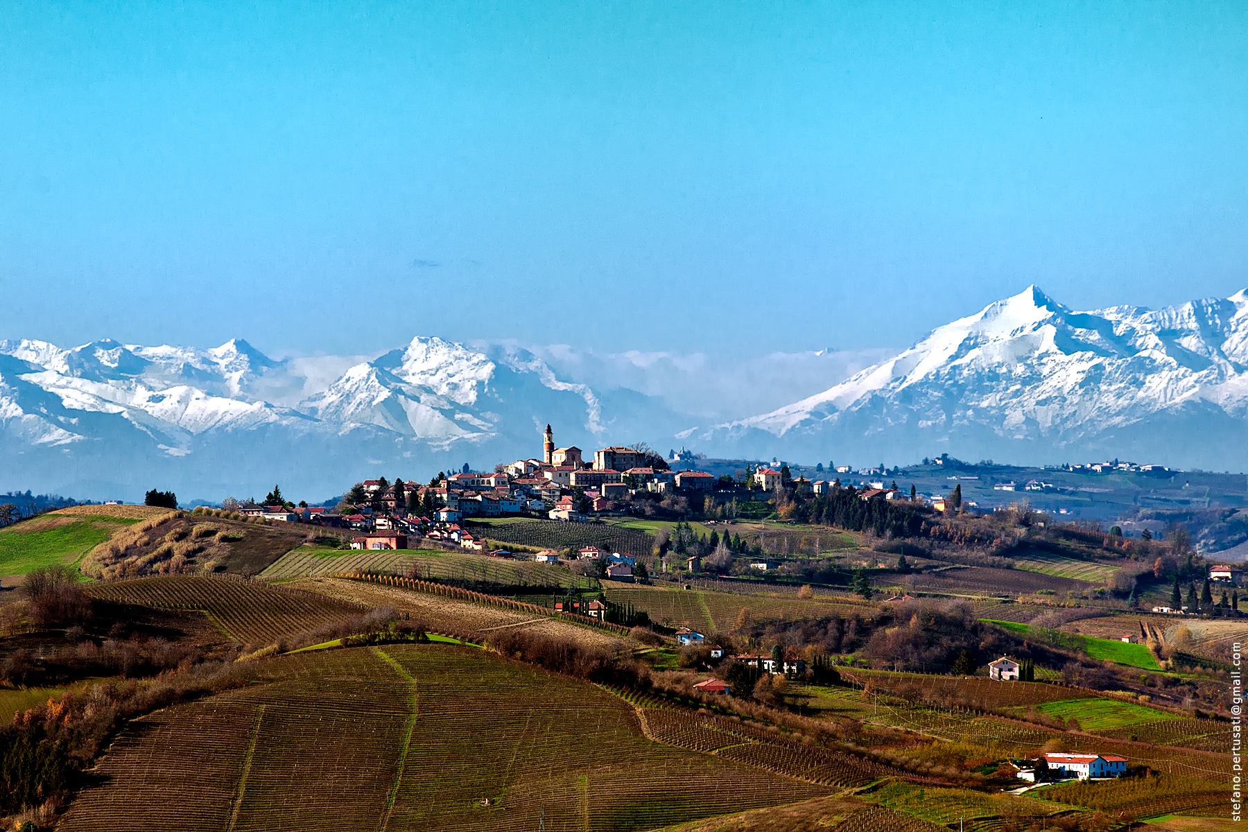 Monferrato z Alpami na daljavo v vinorodni regiji Piemont