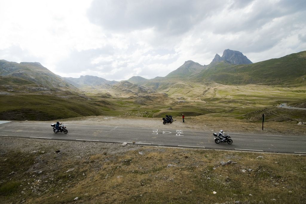 Pyreneje-hory-motocykel-výlet-vinárska krajina