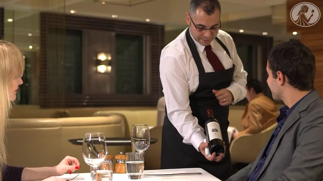 レストランで赤ワインのボトルを提供する方法