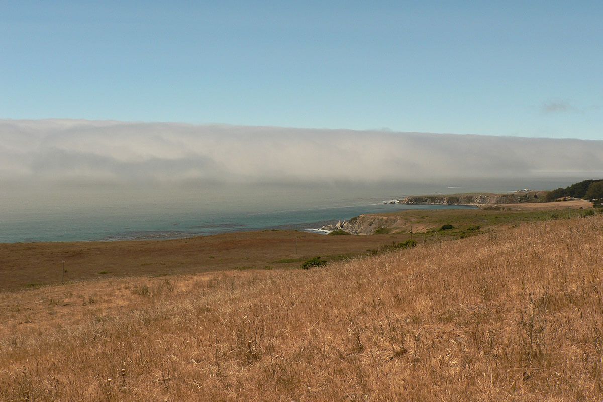 Sương mù từ Thái Bình Dương tràn vào Fort Ross, California.