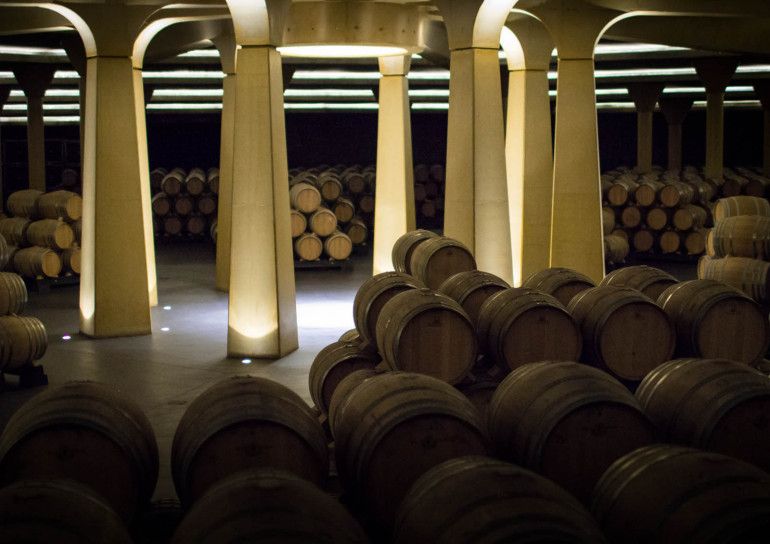 Barrel Room na Adega Dinastia Vivanco com vinhos de Rioja