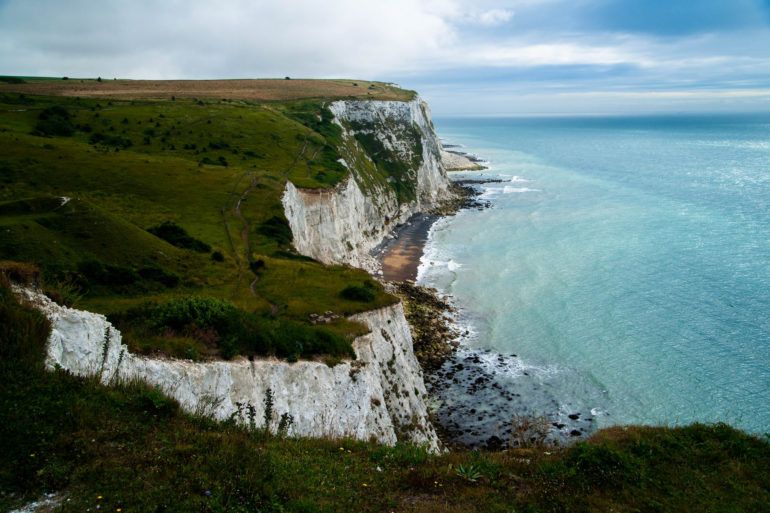 Kent ponuja motene gradove in bele pečine Doverja, eno najbolj slikovitih vinskih regij v Angliji. avtor loki1973