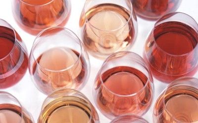Ružové víno veľa odtieňov ružovej