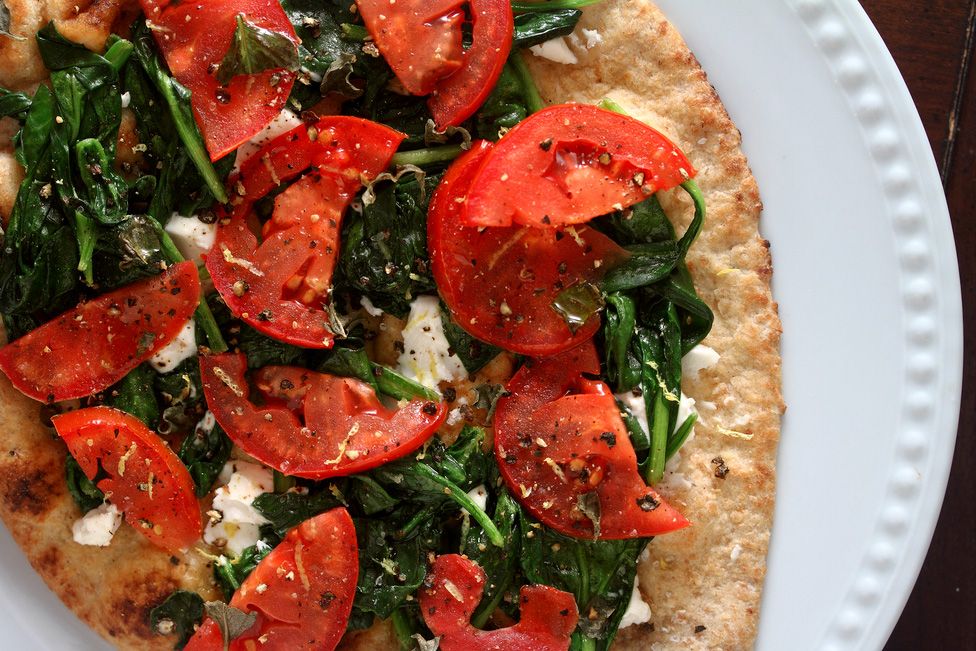 flatbread-pizza-with-tomatos-spinach-cheese