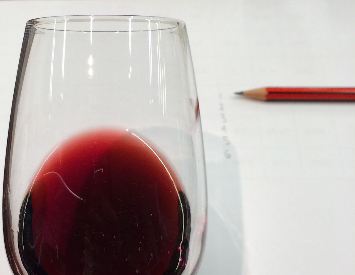 Barva rdečega vina v kozarcu