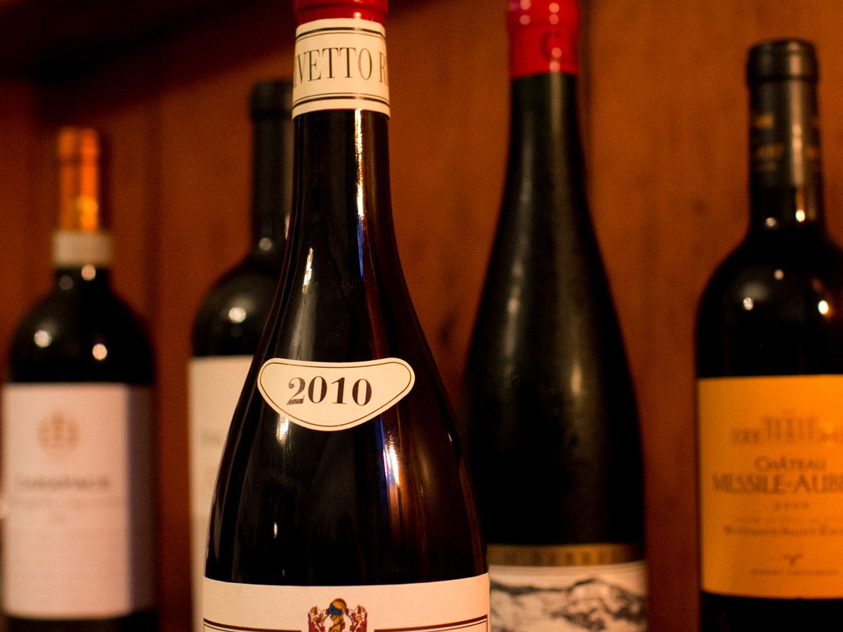 Bouteilles de vin avec dattes anciennes Barolo Rivetto