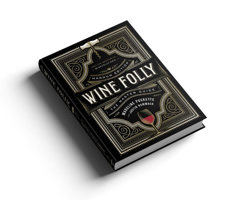 Úhel předního krytu Wine Folly Magnum Edition na bílém pozadí