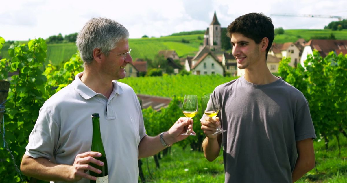 Jean Trimbach, familia de vinificatori din a 13-a generație care a supraviețuit celui de-al doilea război mondial, împarte Riesling cu fiul său.
