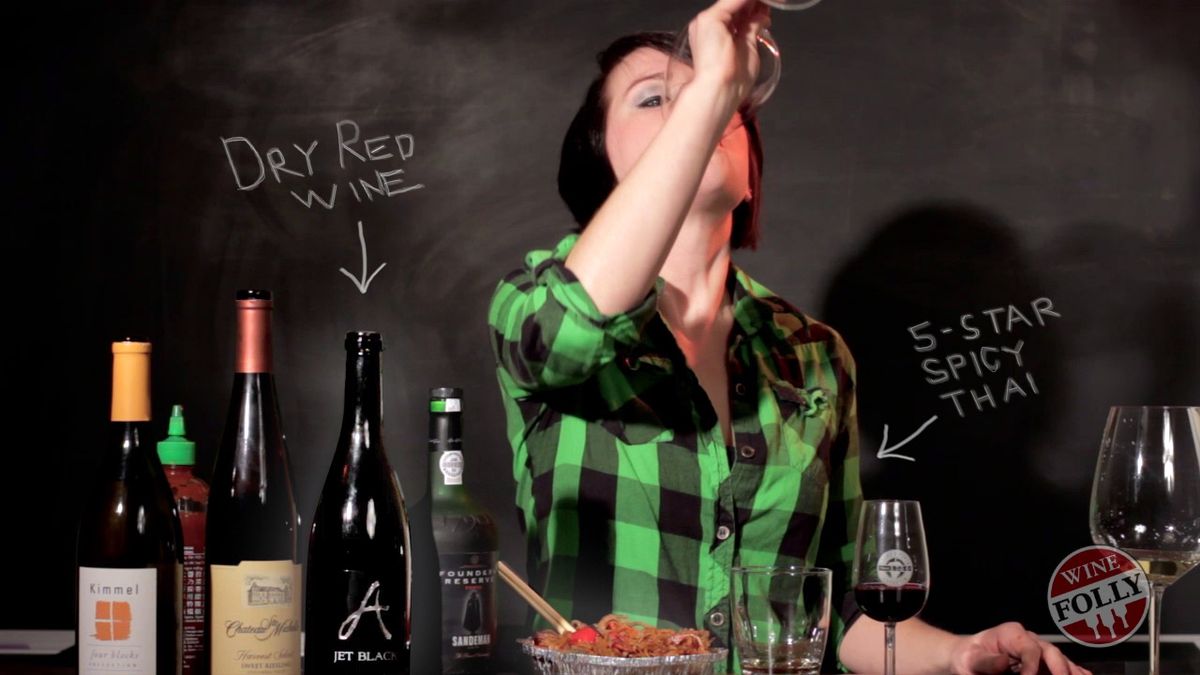 מדליין בודקת יין אדום יבש עם אוכל חריף