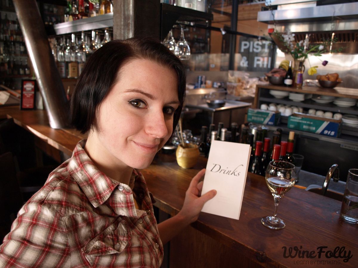 Madeline Puckette avec une carte des vins