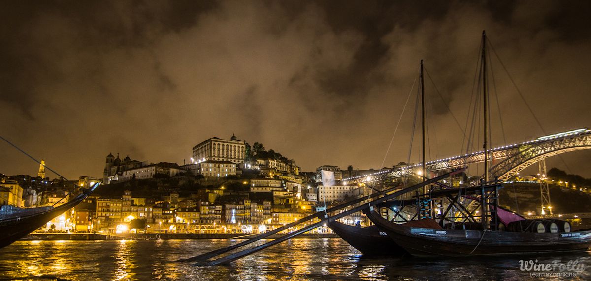 Mesto Porto Douro v noci. foto Justin Hammack