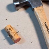 Wine Cork Crafting met een hamer en nagels