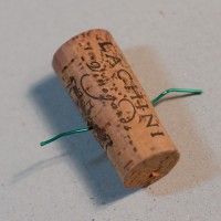 Ang cork ng alak na may isang wire sa pamamagitan nito