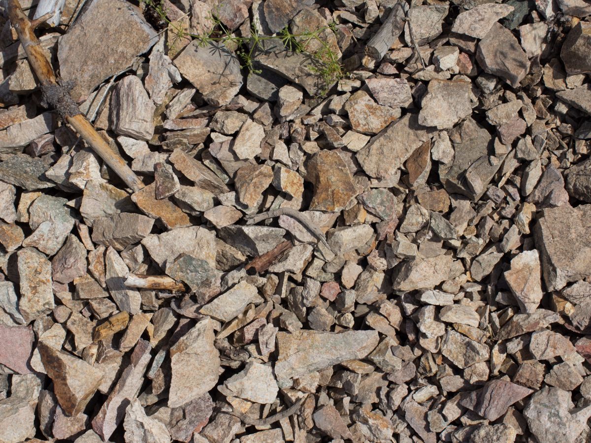 تربة Okanagan terroir والحصى والجرانيت والصخور الصخرية. بواسطة Wine Folly