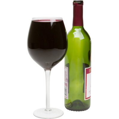 Una copa de vi gran té una ampolla completa
