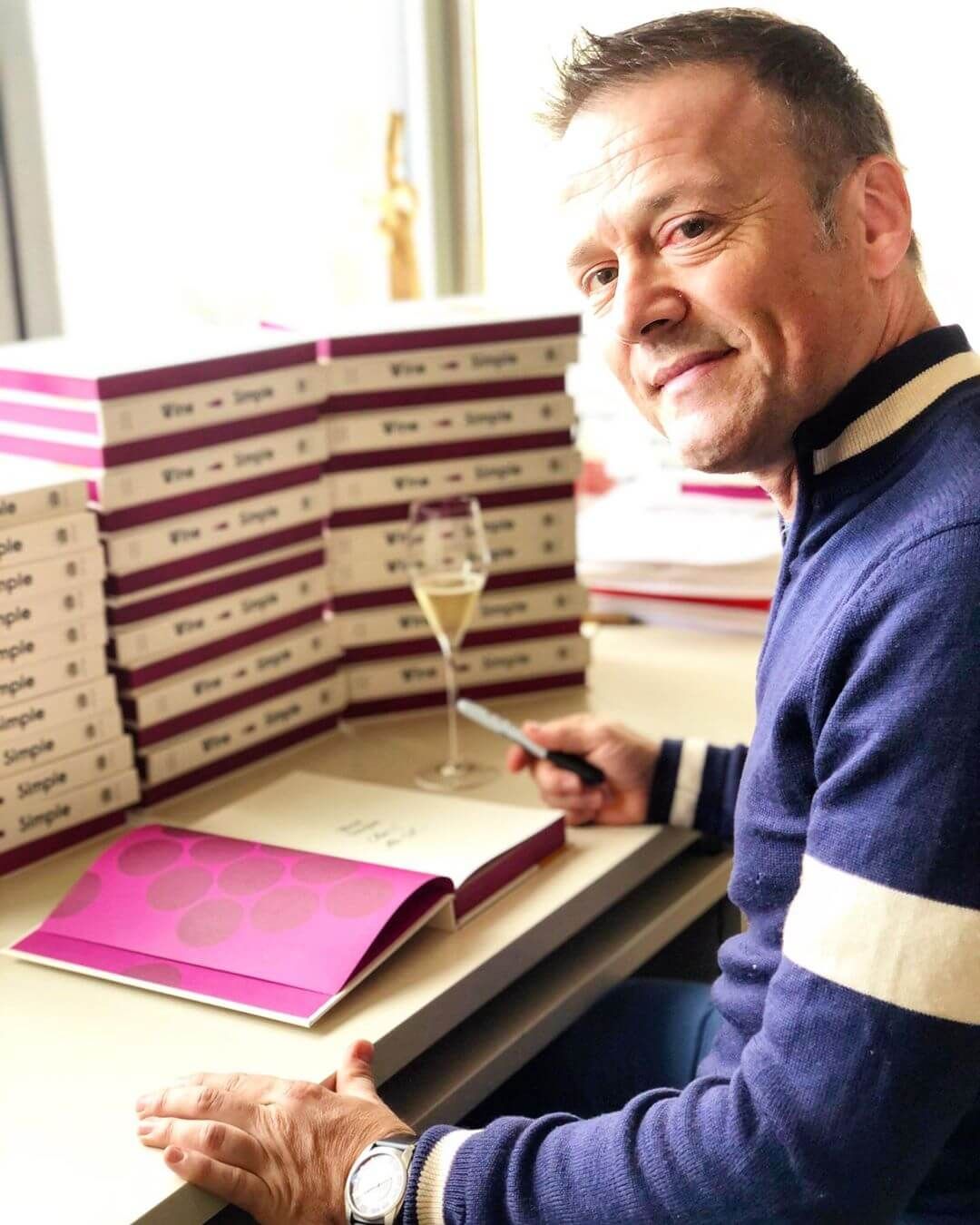 Aldo Sohm ký các bản sao của cuốn sách Wine Simple.