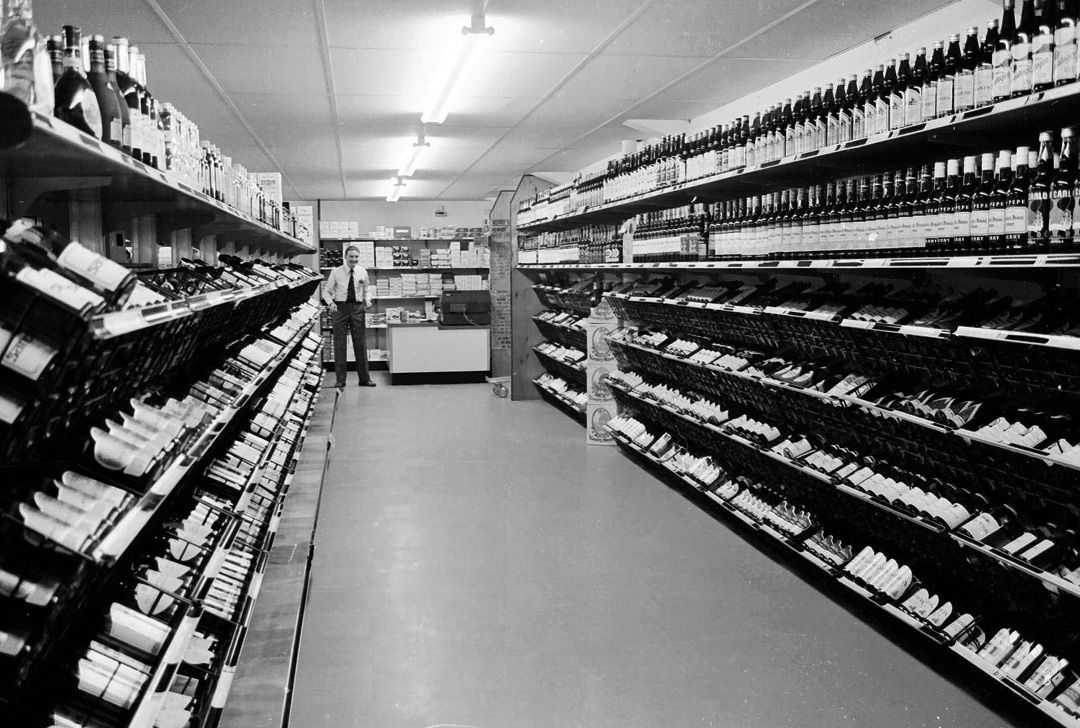 1982-prekybos centras-vynas-Anglija