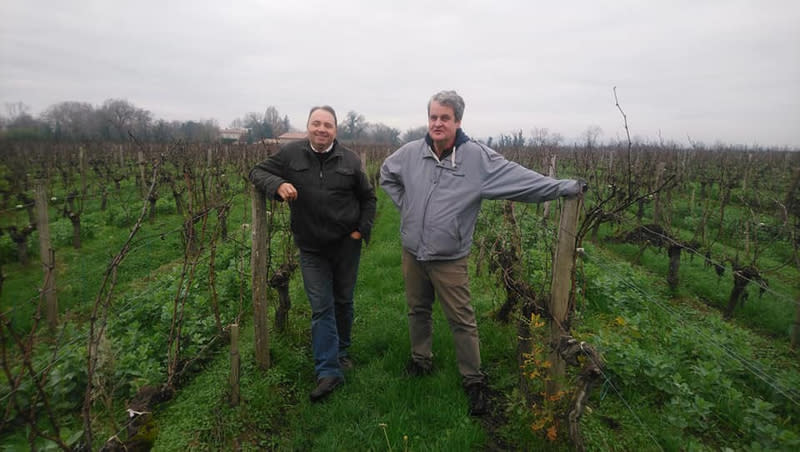 Jean-Baptiste Duquesne (levo) in pridelovalec David Poutays (desno) v svojem vinogradu na območju Graves.
