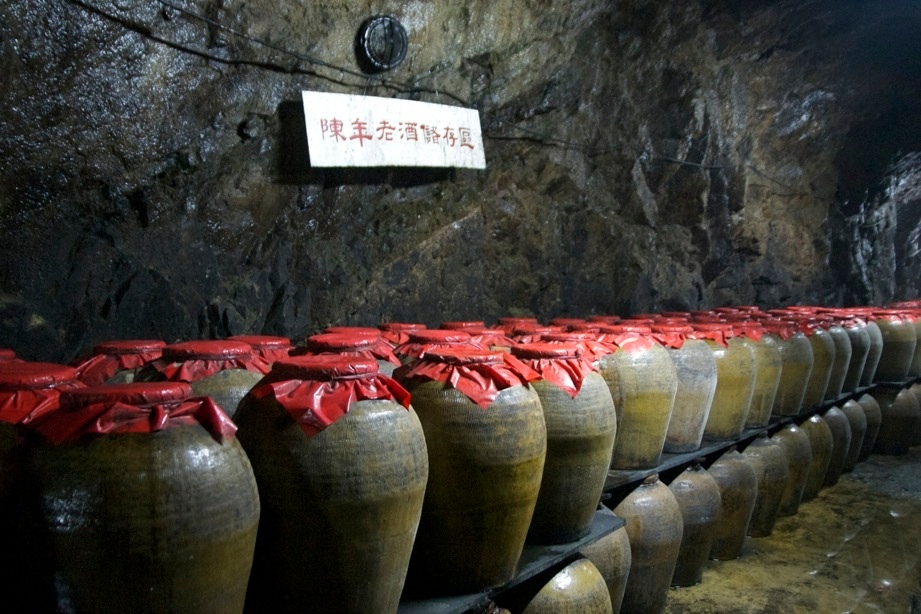 Tradičné nádoby na Shaoxing na dozrievanie čínskeho ryžového vína