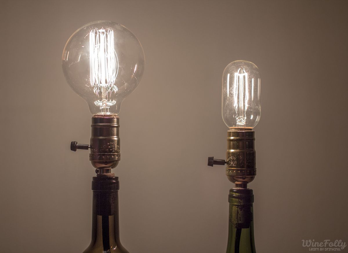Stalo lempa „Edison“ su vyno buteliu
