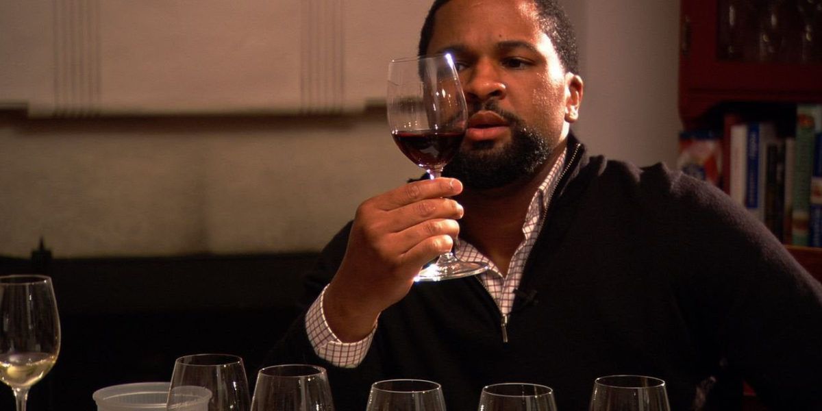 Dlynn preučuje kozarec vina v filmu Somm