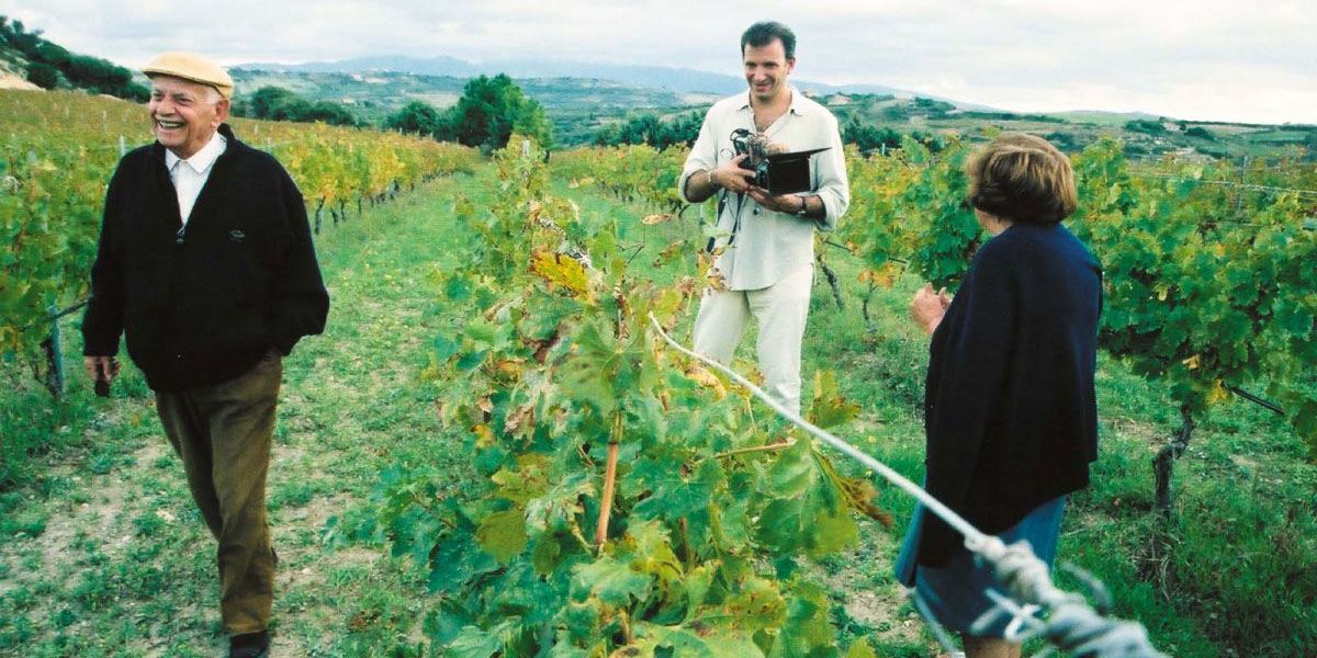 Igralska zasedba Mondovino uživa v vinogradu.