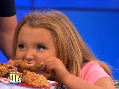 Honey Boo Boo valgo šiukšles per televizorių