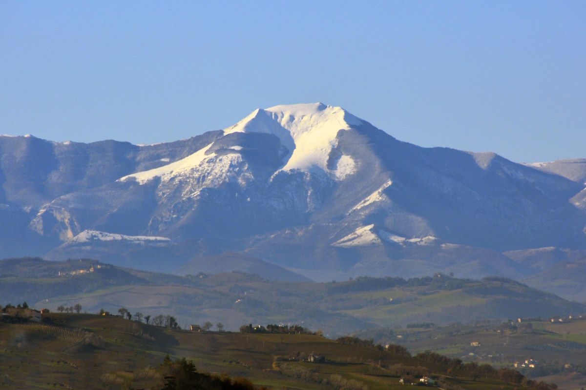 Monte Catria virš Marche, Italija.