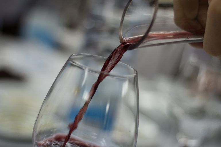 Dekantovanie červeného vína v Portugalsku