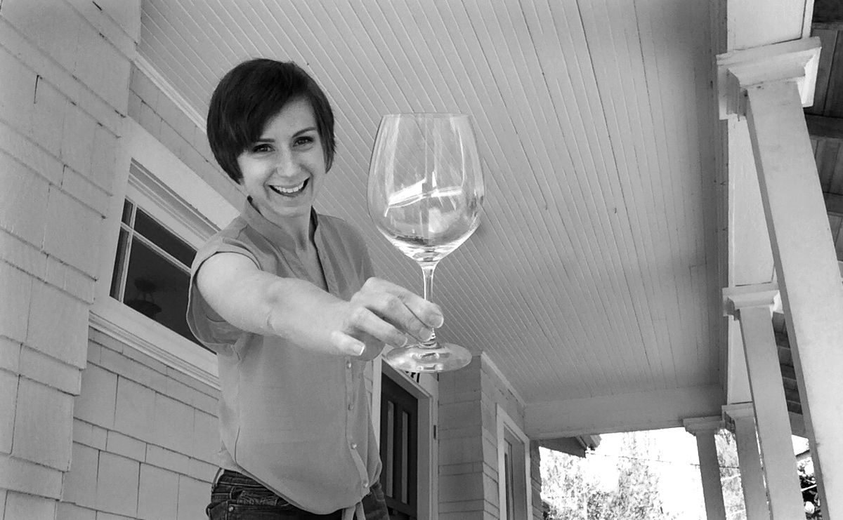 वाइन एक्सपर्ट मैडलिन पिकेट के साथ पिनोट नोयर ग्लास