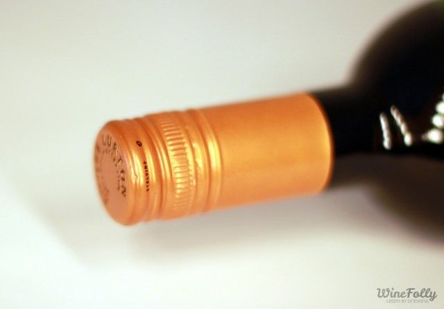 Butelis „Chateau Bonnet“, vertingas vynas, užkimštas „Stelvin“ prekės ženklo užsukamu dangteliu