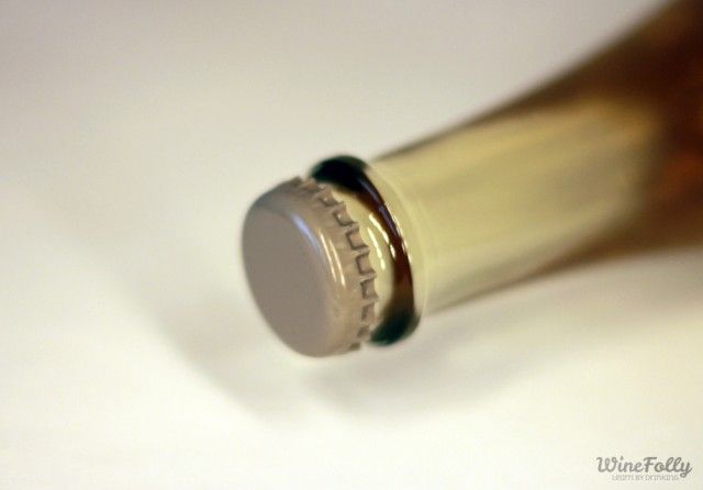 Butelis australiško „Sauvignon Blanc“ kamščio buvo uždarytas vainiko dangteliu