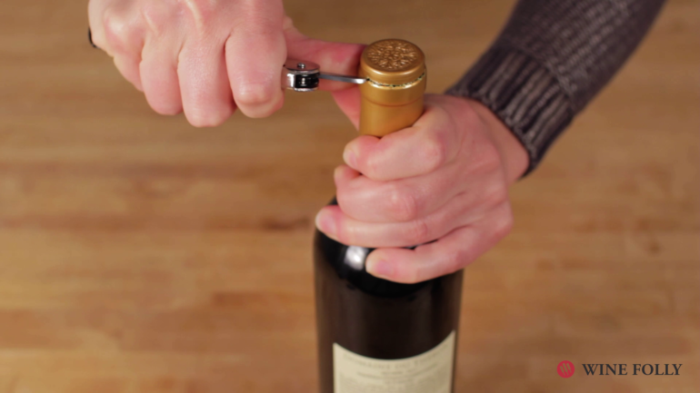 Skjær folien nesten hele veien på vinflasken