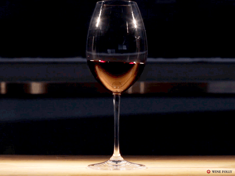 Gif animé de vin rouge tourbillonnant dans un verre par Wine Folly