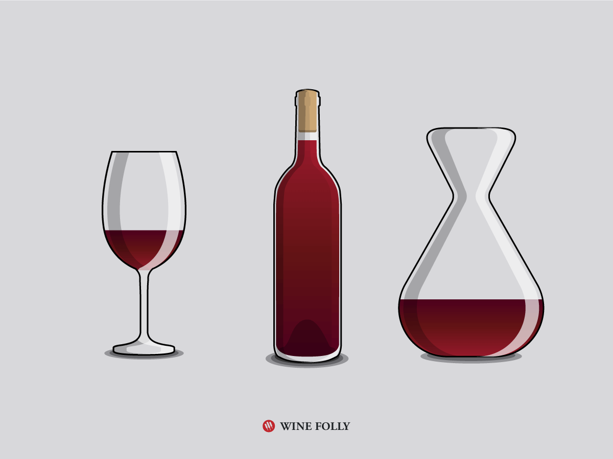 יסודות הגשת כלי זכוכית יין עם בקבוק יין אדום וקנקן