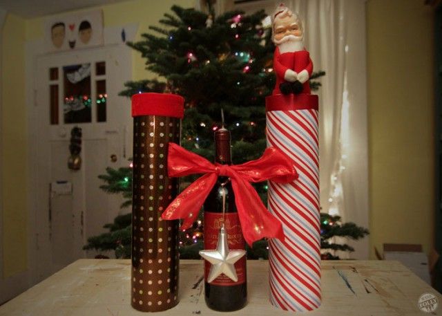 poštová trubica a baliaci papier na zabalenie fľaše vína na Vianoce