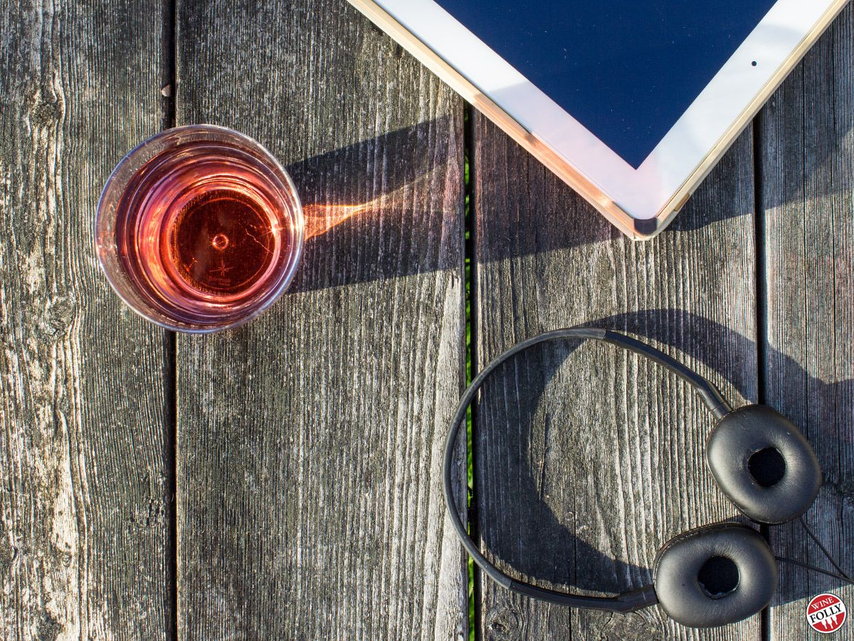 ružové víno-ipad-piknikový stôl