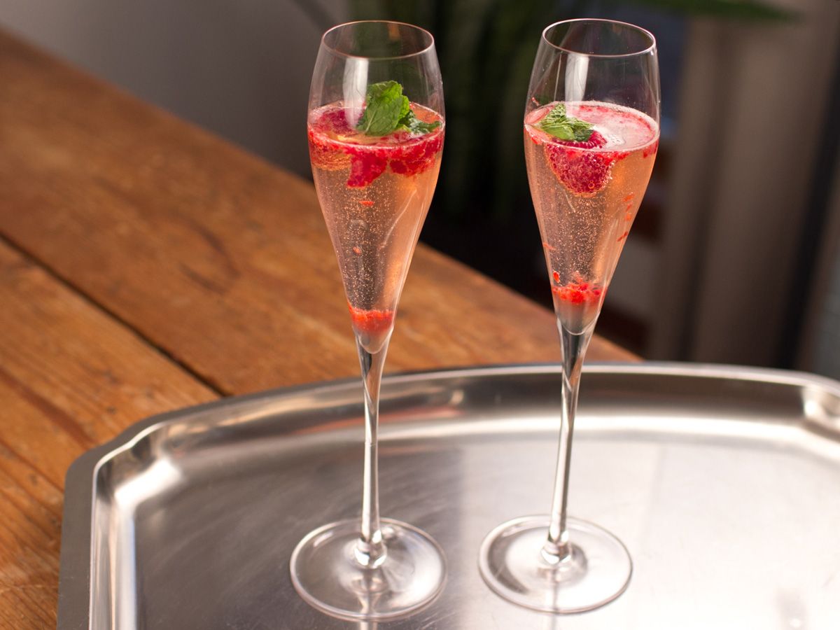 Recette de cocktail au champagne à la framboise sur le thème des fêtes