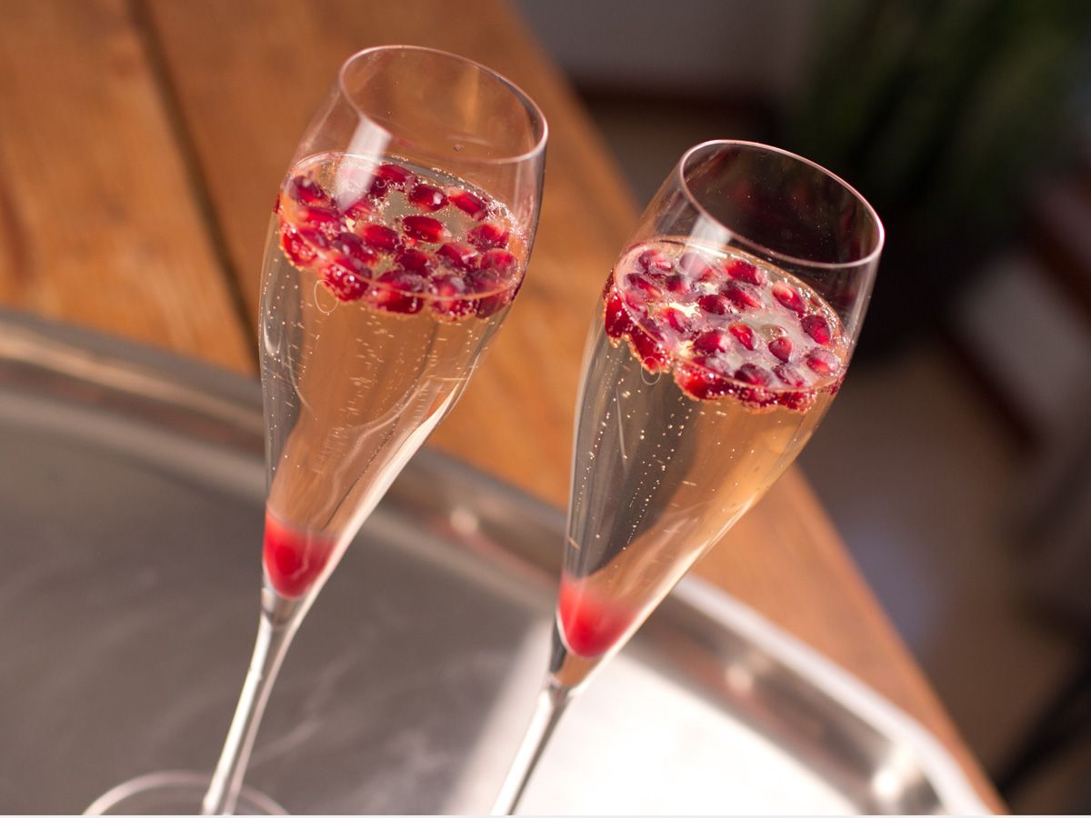 Pomegranate Champagne Cocktail Recipe para sa bakasyon