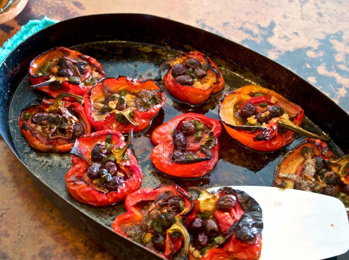 Poivron rouge farci cuit au four avec câpres et olives. Par Waywuwei