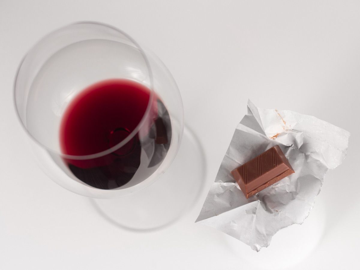 זיווג-יין אדום-עם-שוקולד-איך