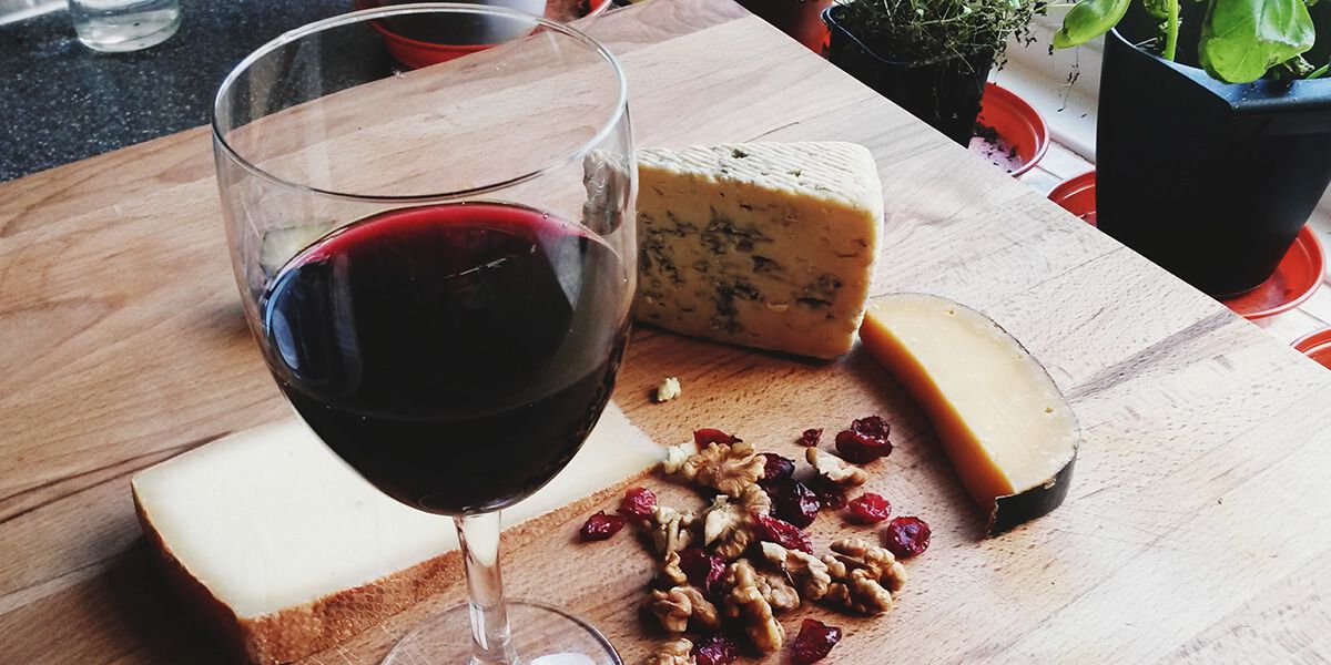 Raudonasis vynas su sūriu ir riešutais.