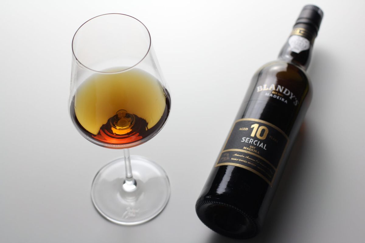 Sercial-Madeira-10-ročné-sklo-WineFolly-Blandys